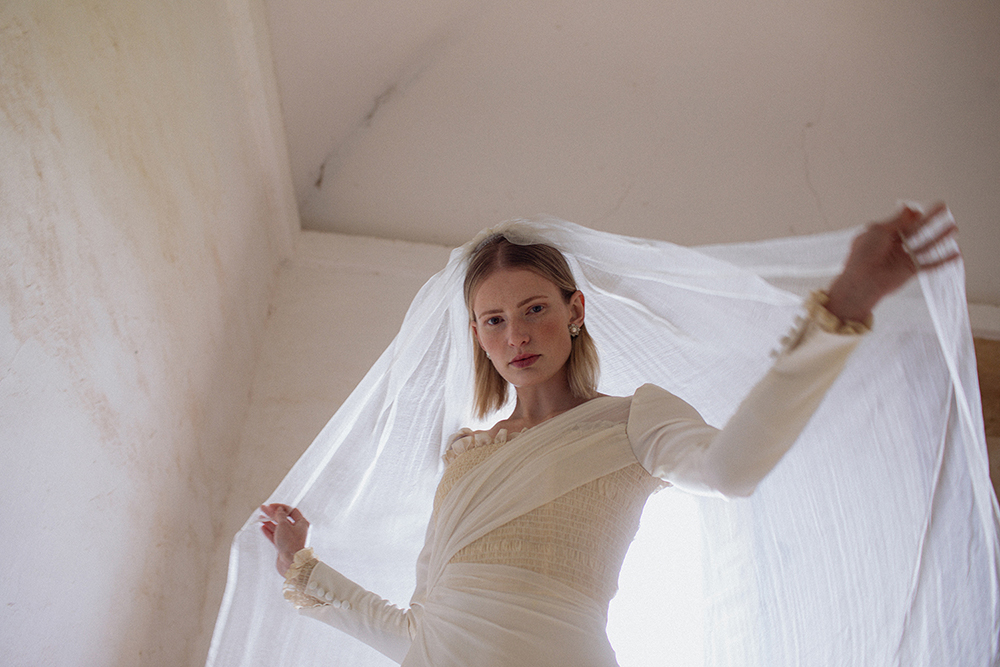 La vuelta del minimalismo nupcial: menos tul y más estructura en los vestidos de novia