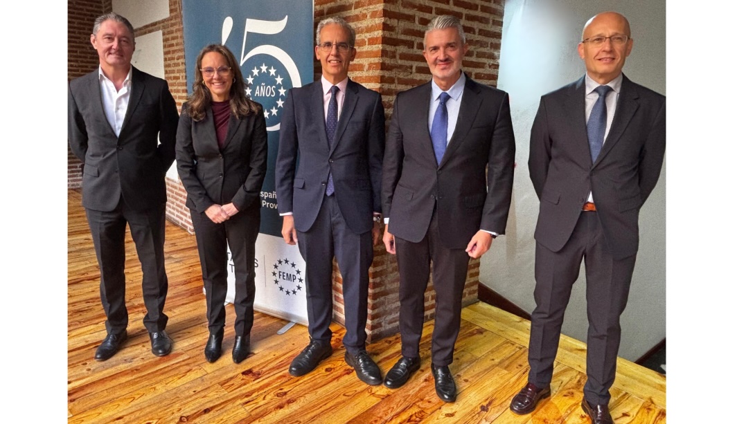 El secretario general de la Federación Española de Municipios y Provincias (FEMP) se reúne con responsables del Observatorio Textil y de la Moda, de la Asociación Retail Textil de España y de RE-VISTE para facilitar a los ayuntamientos el cumplimiento de los objetivos.