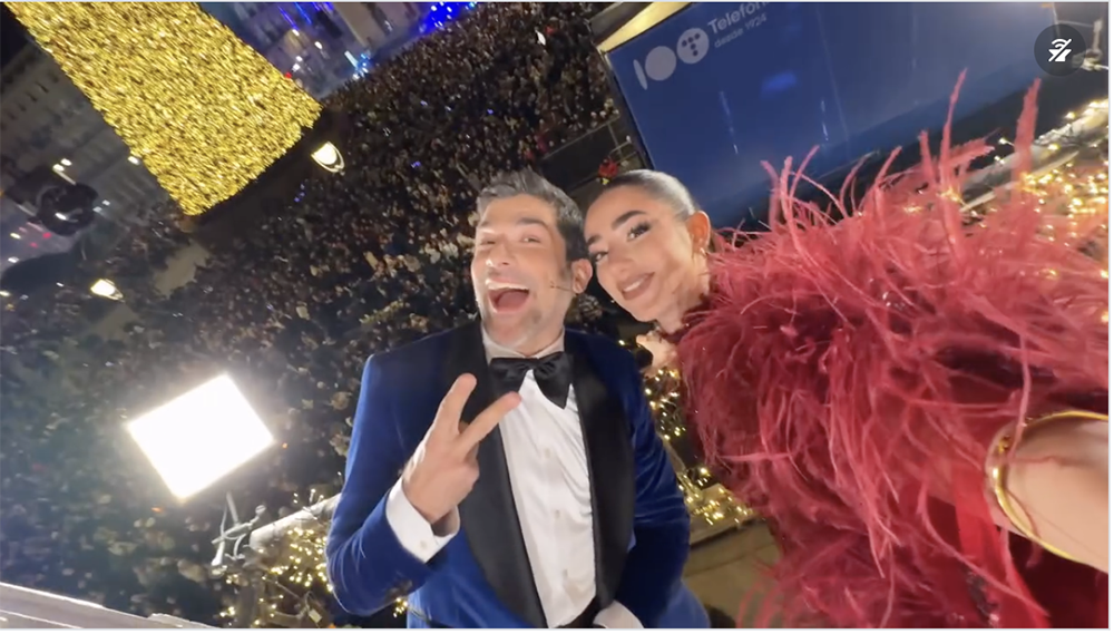 LOLA CASADEMUNT BY MAITE viste a LOLA LOLITA en las pre-campanadas de Neox