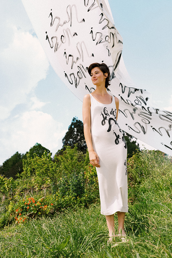 SKFK adelanta el SS26 con una cápsula de Navidad donde la moda habla (literalmente)