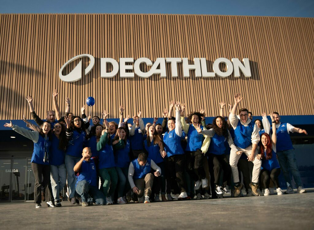 Decathlon renueva la imagen de su icónica tienda en Alcorcón para celebrar más de 30 años junto a los vecinos del sur de Madrid