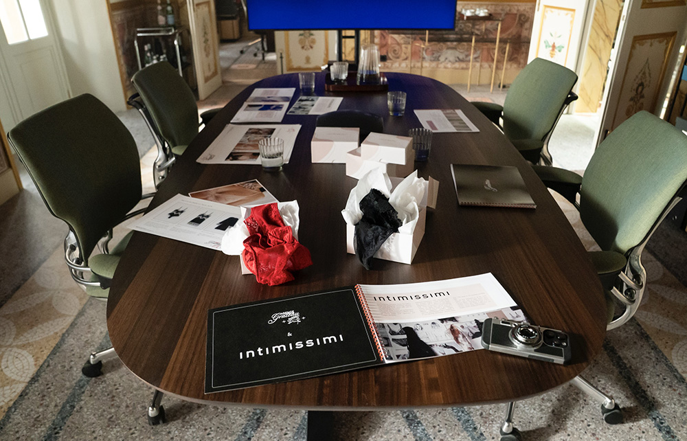 Intimissimi presente en la 5ª temporada de Emily in Paris