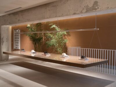 Ecoalf abre su primera tienda hecha 100% de papel y cartón