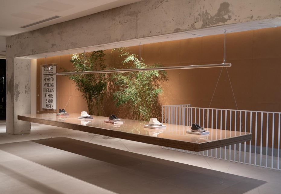 Ecoalf abre su primera tienda hecha 100% de papel y cartón