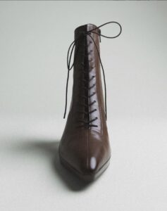 Del palacio al street style: así se llevan ahora los zapatos victorianos con Hispanitas