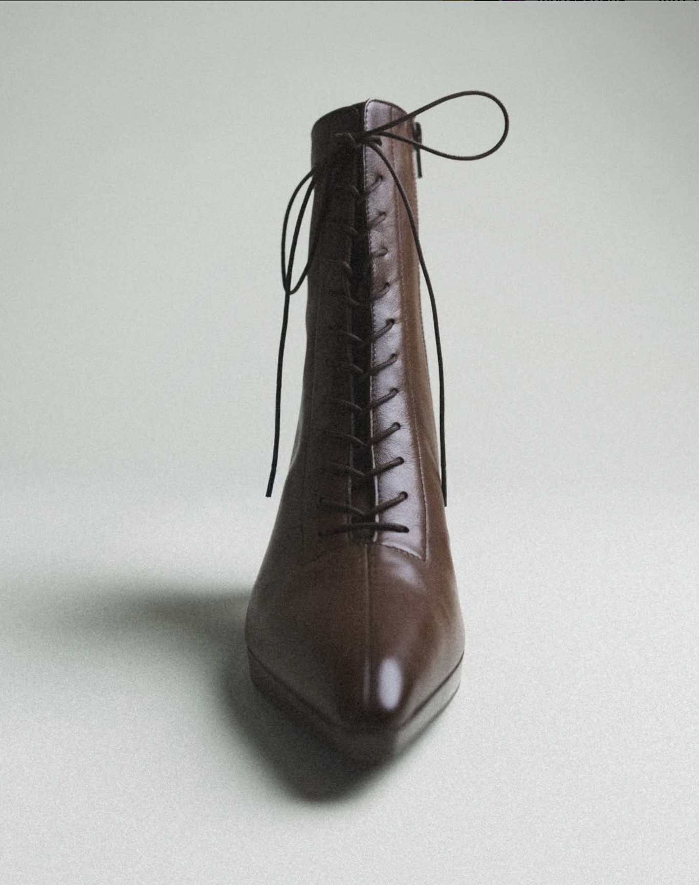 Del palacio al street style: así se llevan ahora los zapatos victorianos con Hispanitas