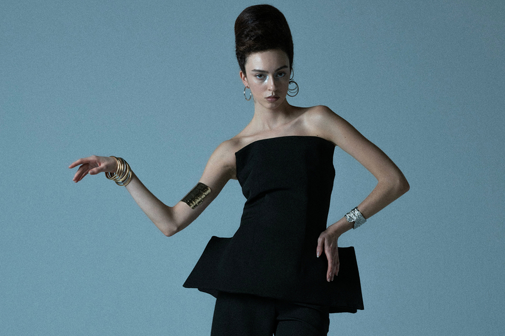 La moda brutalista encuentra su lado más poético en el icónico Corset Hammer