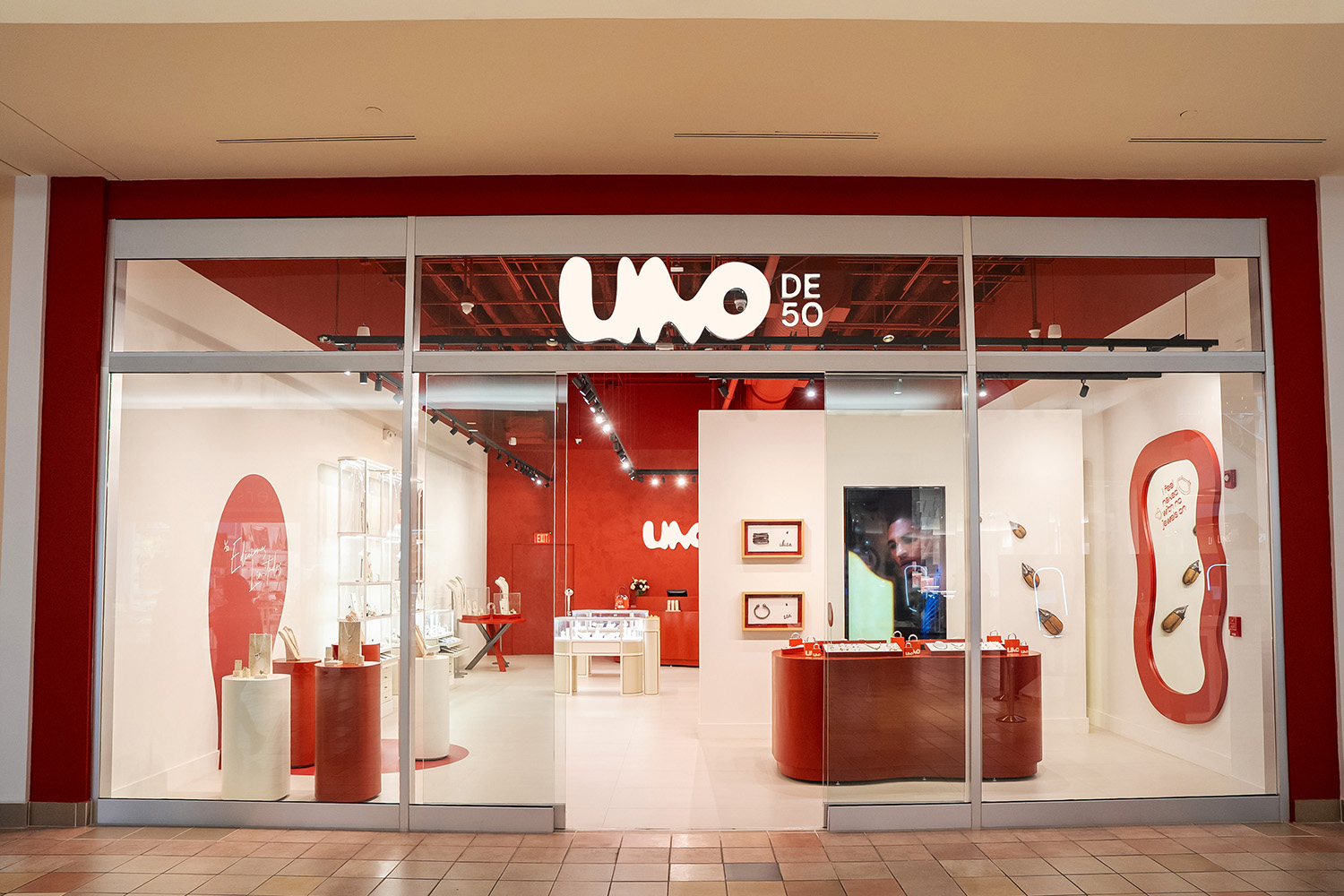 UNOde50 da un paso más en su estrategia retail y revoluciona la experiencia en tienda con sus nuevas Galerías creativas