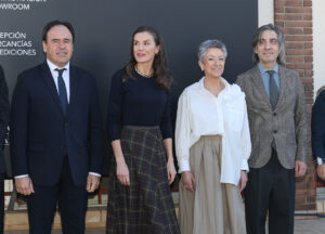 Pérez Llorca acompaña a la Reina Letizia en su visita a la empresa de calzado Pedro García, que celebra su centenario