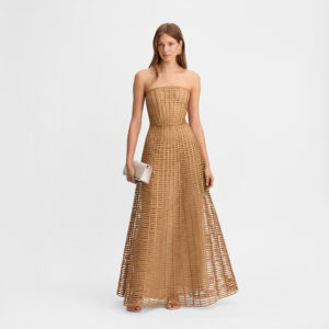 Tejidos protagonistas y volúmenes escultóricos, así es la colección de fiesta de SIMORRA