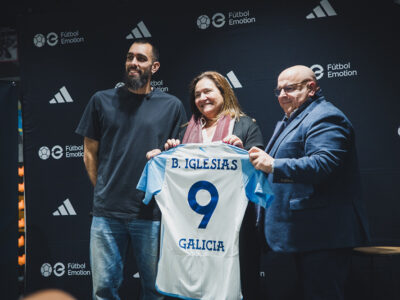 Borja Iglesias, presenta la nueva camiseta de la Federación Gallega en la tienda Fútbol Emotion Vigo