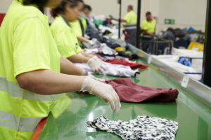 Moda re- consolida su liderazgo en 2025: más recogida, más empleo social y un papel clave en la nueva era del residuo textil