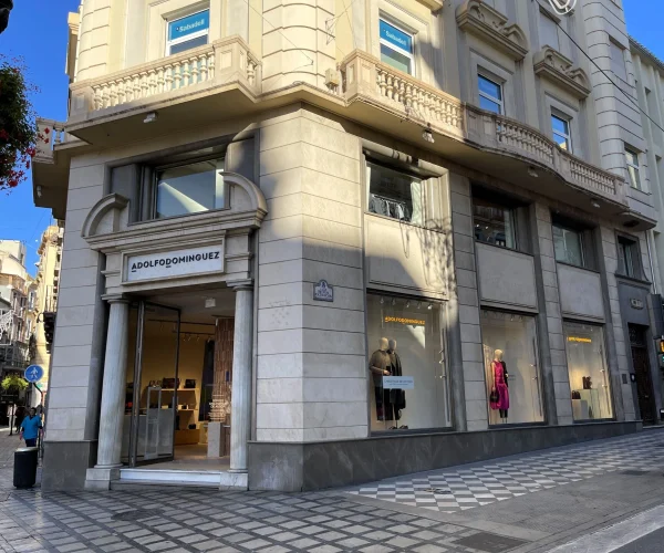 Adolfo Domínguez abre nueva tienda en Granada