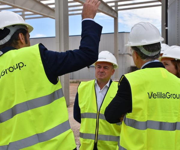 Pie de foto: Emilio Sáez, alcalde de Albacete en el Centro Logístico de Velilla Group