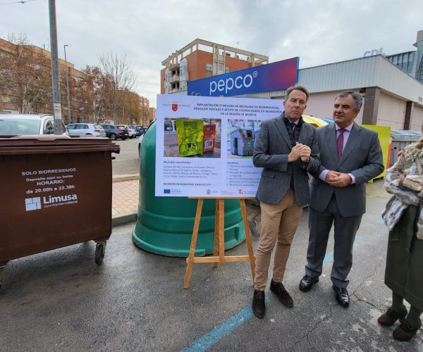 El consejero de Medio Ambiente, Universidades, Investigación y Mar Menor, Juan María Vázquez, junto con el alcalde de Lorca, Fulgencio Gil, hablan sobre las ayudas para implantar o mejorar la recogida separada de biorresiduos, textiles y aceite usado