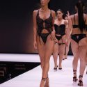 Hunkemöller deslumbra sobre la pasarela con su desfile WOMXNNOW