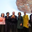 De izq. a der. Valeria Vasi, autora de la Copa del FAD 2024, junto a Marc Aureli Santos, Carol Fleischman, Esther Agustench, Salvi Plaja, Sison Pujol, Raffaella Perrone, Pau de Solà-Morales i Maria Lluïsa Samaranch, miembros de la Junta del FAD, al finalizar la Asamblea.