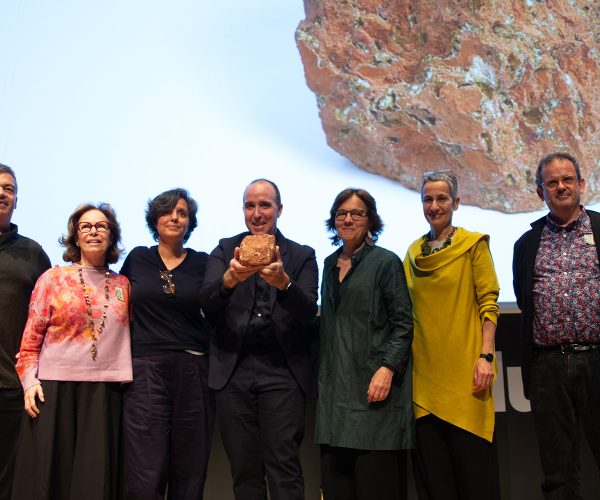 De izq. a der. Valeria Vasi, autora de la Copa del FAD 2024, junto a Marc Aureli Santos, Carol Fleischman, Esther Agustench, Salvi Plaja, Sison Pujol, Raffaella Perrone, Pau de Solà-Morales i Maria Lluïsa Samaranch, miembros de la Junta del FAD, al finalizar la Asamblea.