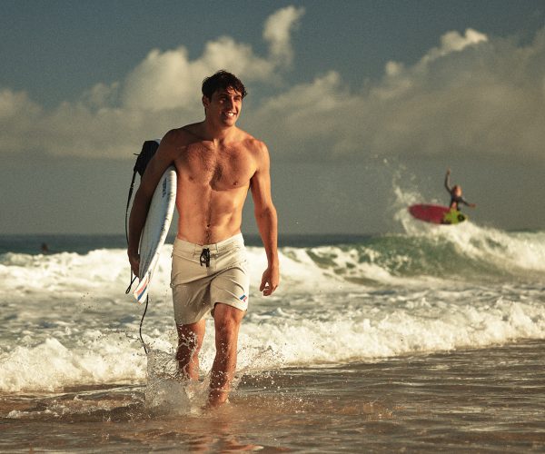 K-WAY apuesta por el beachwear y lanza su nueva colección con el surfista Leonardo Fioravanti