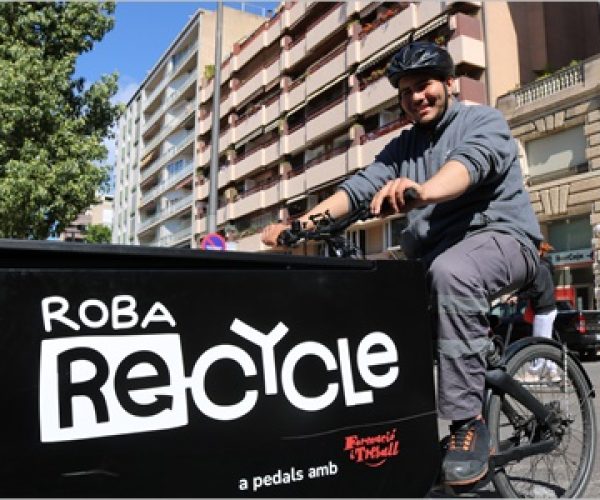 Roba Re-cycle: un nuevo servicio de recogida de ropa, calzado y complementos en bicicleta, en funcionamiento en Reus y Sant Cugat del Vallès