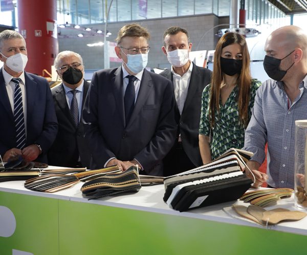 El president de la Generalitat Valenciana, Ximo Puig, reafirma su apoyo al sector del calzado de la Comunitat Valenciana en la feria Futurmoda
