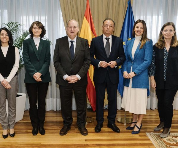 El ministro de Industria y Turismo, Jordi Hereu, con los representantes de la CEOE.