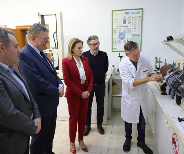 Ximo Puig visita la empresa de calzado de seguridad Panter en Callosa de Segura