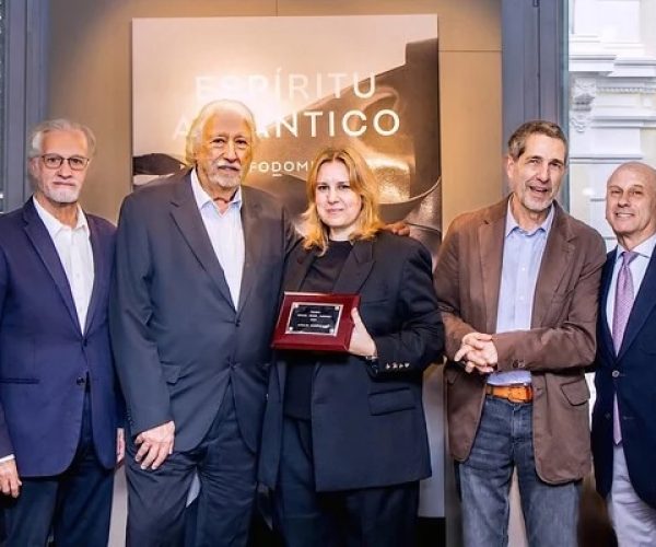 Adolfo Domínguez recibe el Premio Miguel Ángel Furones de Presidentex