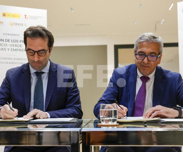 El ministro de Economía, Comercio y Empresa, Carlos Cuerpo, y el presidente del Instituto de Crédito Oficial, José Carlos García de Quevedo, durante la firma de la puesta en marcha de las líneas ICO Verde e ICO Empresas y Emprendedores (Foto: EFE)