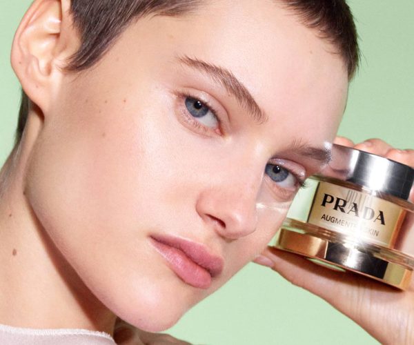 Prada presenta su nueva colección de tratamiento y maquillaje con la campaña "Rethinking beauty"