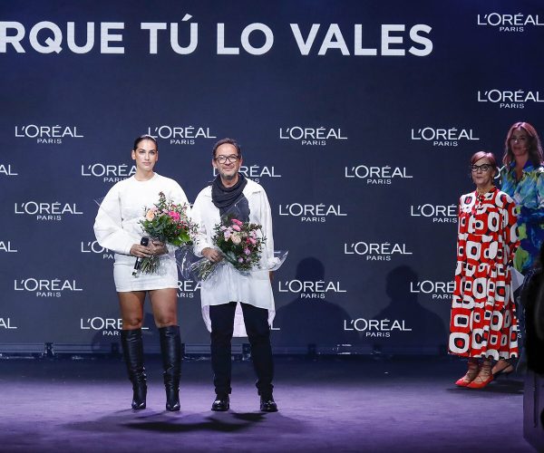 Ulises Mérida y la modelo Lorena Durán ganadores de los premios L’Oréal Paris a mejor colección y mejor modelo de la MBFWMadrid