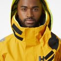 La icónica Skagen Offshore Jacket de Helly Hansen une la pasión por la náutica de alto rendimiento y el respeto por el medio ambiente