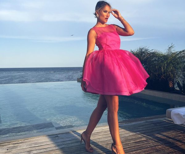 Alba Carrillo triunfa con el vestido ideal para resaltar tu bronceado de este verano