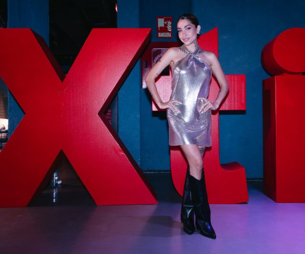 María Becerra deslumbra y muestra su lado más auténtico en el lanzamiento de la nueva colección de XTI