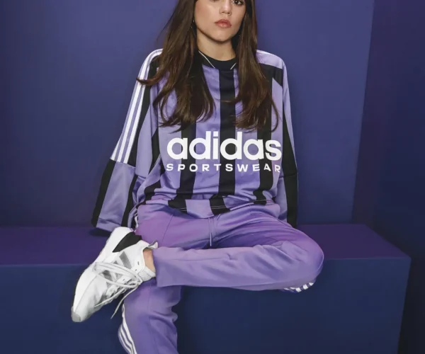 La actriz, productora e icono de estilo Jenna Ortega se une a la familia Adidas