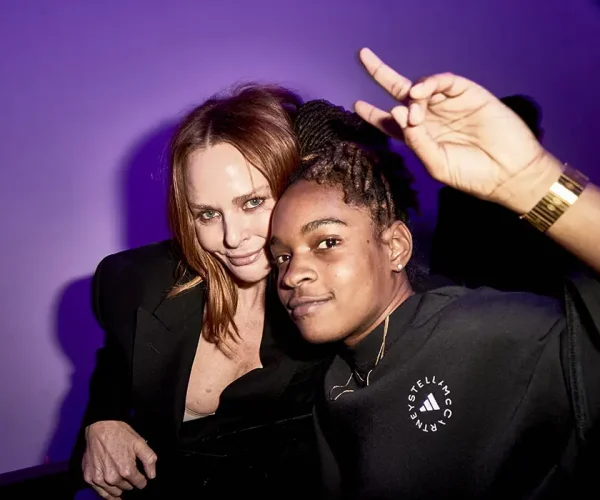 La semana pasada Stella McCartney organizó una fiesta en Los Ángeles para celebrar sus 18 años de asociación con adidas y para presentar su nueva colección Primavera-Verano 23 en una velada icónica que unió música y moda.