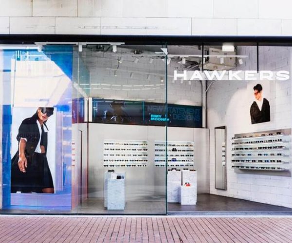 Los usuarios de Hawkers podrán encontrar las más de 680 referencias de gafas de sol y moda a través de la categoría de ‘Tiendas y Regalos’ de Glovo