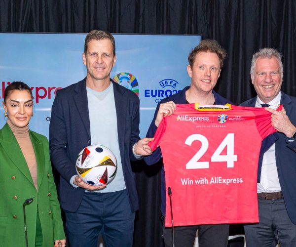 De izquierda a derecha, Valentina Maceri, exfutbolista; Oliver Bierhoff, leyenda del fútbol y fundador de Global Sports Business; Gary Topp, Director Comercial Europeo de AliExpress; y Guy-Laurent Epstein, director de marketing de la UEFA