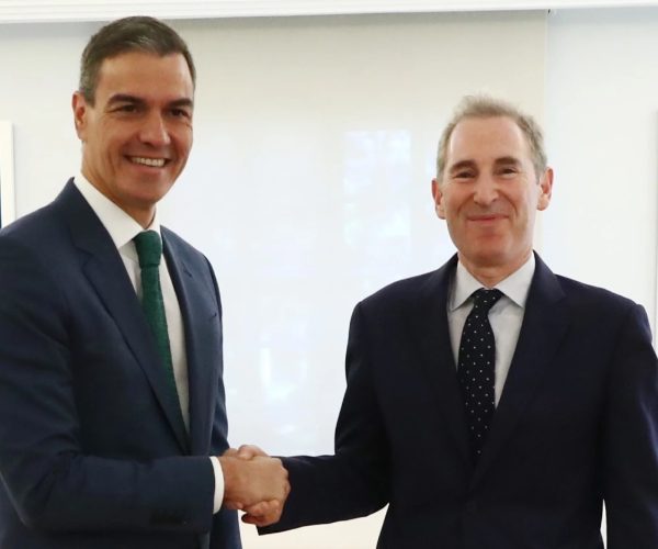 A la izquierda, el presidente del Gobierno, Pedro Sánchez, y a la derecha el presidente y consejero delegado de Amazon, Andy Jassy