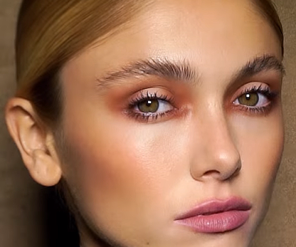 Este look perfecto para novias de NYX PMU es natural, de larga duración y sin brillos