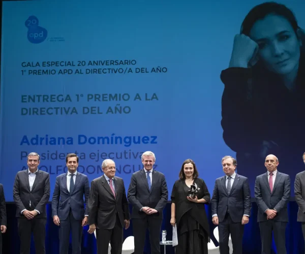 Adriana Domínguez, recibe de APD el premio a la mejor directiva del año