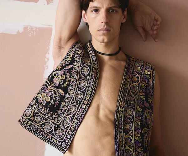 Antik Batik lanza su primera colección masculina para primavera-verano 2024