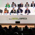 La Federación de Industrias del Calzado Español (FICE) se suma a las críticas de Cepyme al Gobierno que tacha de "intransigente", "intervencionista" y de "irrespetuoso"