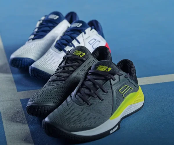 La zapatilla icónica de Babolat se reinventa con un look completamente nuevo, sin dejar de ser fiel a su ADN. Esta tercera generación de la PROPULSE FURY, que ofrece una sujeción sin igual, está disponible para tres tipos de superficies y ofrece una combinación perfecta de dinamismo, confort y durabilidad.