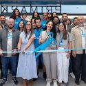 Primark, la compañía internacional de moda, ha abierto hoy las puertas de su nueva tienda en el centro comercial H2O de Rivas-Vaciamadrid. Con una inversión de alrededor de 7 millones de euros, se trata de la tienda número 64 de Primark en España y su número 12 en la Comunidad de Madrid. Con esta, la compañía ya ha abierto cuatro tiendas en la Comunidad de Madrid en el último año. El nuevo establecimiento ha generado 85 empleos para la economía local. Primark Rivas-Vaciamadrid cuenta con más de 2.300 metros cuadrados de espacio comercial, en el que ofrece una amplia línea de productos de calidad, desde básicos para el día a día como vaqueros y pijamas, hasta las últimas tendencias en moda, productos de belleza, ocio y artículos para el hogar, todo a precios asequibles. Como novedad recientemente introducida en España, la tienda también está equipada con cajas de autopago, además de las cajas tradicionales. Con la apertura de la nueva tienda en Rivas-Vaciamadrid justo a tiempo para la temporada de vuelta al cole, los clientes ahora pueden comprar los últimos artículos básicos para niños y niñas en la tienda. Primark anunció recientemente que ha congelado los precios de cientos de productos básicos de ropa infantil, lo que significa que las familias podrán seguir comprando sus favoritos del periodo de vuelta al cole a los mismos precios bajos de 2021. La congelación precios de este año se aplica a artículos esenciales, incluidos, vaqueros, pantalones de chándal, camisetas de manga larga y chaquetas. Ahora, aquellos clientes a los que les encanta la buena relación calidad-precio pueden adquirir un conjunto formado por una camiseta de manga larga, unos leggings y una sudadera con cremallera por 12 euros. Primark sigue comprometido a ayudar a las familias a hacer que su dinero rinda más con precios bajos que no comprometen la calidad. Carlos Inácio, director general de Primark para España y Portugal, ha señalado: “Ha llegado el día de la inauguración y estamos muy contentos de abrir por fin nuestra nueva tienda en Rivas-Vaciamadrid, que supone nuestra 12ª ubicación en la Comunidad de Madrid y nuestra 4ª apertura en la comunidad en el último año. Este logro es el resultado del duro trabajo y dedicación de todo el equipo de Primark. Estamos muy agradecidos por todo el trabajo realizado para preparar la tienda para este gran día. Ha habido una respuesta fantástica por parte de la comunidad de Rivas-Vaciamadrid y estamos impacientes por dar la bienvenida a más clientes a nuestra flamante tienda.” Por su parte, Luis Simón, gerente del centro comercial H2O de Rivas-Vaciamadrid, ha afirmado: “Cada nueva apertura en H2O es una satisfacción para nosotros. La llegada de Primark, además de apuntalar nuestro posicionamiento con una oferta comercial diferenciada, supone una importante inversión en nuestro centro comercial que se traduce en nuevos puestos de trabajo y por consiguiente en el crecimiento económico de la zona. Así pues, celebramos esta inauguración de manera especial por nuestros clientes, por el centro comercial y por la comunidad de Rivas-Vaciamadrid en general." En 2022, Primark reforzó su compromiso con España anunciando una inversión de capital de 100 millones de euros en el mercado español. Esta apuesta incluye 80 millones de euros en ocho nuevas tiendas y una ampliación, y la inversión de 20 millones en la mejora y renovación de establecimientos. Siete de las ocho nuevas tiendas ya están abiertas, a las que seguirá Jaén Plaza. La apertura de la tienda de Rivas-Vaciamadrid se suma a la inversión de 100 euros, lo que pone de manifiesto el compromiso permanente de Primark con España. El pasado año, Primark lanzó su nueva página web en España, cuyo propósito es establecer una mejor conexión entre la búsqueda online y la compra en tienda. La nueva web presenta miles de productos de las colecciones de Primark más vendidas, así como una nueva función que permite a los clientes en España comprobar la disponibilidad de existencias y talla en su tienda Primark más cercana.