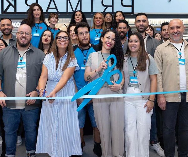 Primark, la compañía internacional de moda, ha abierto hoy las puertas de su nueva tienda en el centro comercial H2O de Rivas-Vaciamadrid. Con una inversión de alrededor de 7 millones de euros, se trata de la tienda número 64 de Primark en España y su número 12 en la Comunidad de Madrid. Con esta, la compañía ya ha abierto cuatro tiendas en la Comunidad de Madrid en el último año. El nuevo establecimiento ha generado 85 empleos para la economía local. Primark Rivas-Vaciamadrid cuenta con más de 2.300 metros cuadrados de espacio comercial, en el que ofrece una amplia línea de productos de calidad, desde básicos para el día a día como vaqueros y pijamas, hasta las últimas tendencias en moda, productos de belleza, ocio y artículos para el hogar, todo a precios asequibles. Como novedad recientemente introducida en España, la tienda también está equipada con cajas de autopago, además de las cajas tradicionales. Con la apertura de la nueva tienda en Rivas-Vaciamadrid justo a tiempo para la temporada de vuelta al cole, los clientes ahora pueden comprar los últimos artículos básicos para niños y niñas en la tienda. Primark anunció recientemente que ha congelado los precios de cientos de productos básicos de ropa infantil, lo que significa que las familias podrán seguir comprando sus favoritos del periodo de vuelta al cole a los mismos precios bajos de 2021. La congelación precios de este año se aplica a artículos esenciales, incluidos, vaqueros, pantalones de chándal, camisetas de manga larga y chaquetas. Ahora, aquellos clientes a los que les encanta la buena relación calidad-precio pueden adquirir un conjunto formado por una camiseta de manga larga, unos leggings y una sudadera con cremallera por 12 euros. Primark sigue comprometido a ayudar a las familias a hacer que su dinero rinda más con precios bajos que no comprometen la calidad. Carlos Inácio, director general de Primark para España y Portugal, ha señalado: “Ha llegado el día de la inauguración y estamos muy contentos de abrir por fin nuestra nueva tienda en Rivas-Vaciamadrid, que supone nuestra 12ª ubicación en la Comunidad de Madrid y nuestra 4ª apertura en la comunidad en el último año. Este logro es el resultado del duro trabajo y dedicación de todo el equipo de Primark. Estamos muy agradecidos por todo el trabajo realizado para preparar la tienda para este gran día. Ha habido una respuesta fantástica por parte de la comunidad de Rivas-Vaciamadrid y estamos impacientes por dar la bienvenida a más clientes a nuestra flamante tienda.” Por su parte, Luis Simón, gerente del centro comercial H2O de Rivas-Vaciamadrid, ha afirmado: “Cada nueva apertura en H2O es una satisfacción para nosotros. La llegada de Primark, además de apuntalar nuestro posicionamiento con una oferta comercial diferenciada, supone una importante inversión en nuestro centro comercial que se traduce en nuevos puestos de trabajo y por consiguiente en el crecimiento económico de la zona. Así pues, celebramos esta inauguración de manera especial por nuestros clientes, por el centro comercial y por la comunidad de Rivas-Vaciamadrid en general." En 2022, Primark reforzó su compromiso con España anunciando una inversión de capital de 100 millones de euros en el mercado español. Esta apuesta incluye 80 millones de euros en ocho nuevas tiendas y una ampliación, y la inversión de 20 millones en la mejora y renovación de establecimientos. Siete de las ocho nuevas tiendas ya están abiertas, a las que seguirá Jaén Plaza. La apertura de la tienda de Rivas-Vaciamadrid se suma a la inversión de 100 euros, lo que pone de manifiesto el compromiso permanente de Primark con España. El pasado año, Primark lanzó su nueva página web en España, cuyo propósito es establecer una mejor conexión entre la búsqueda online y la compra en tienda. La nueva web presenta miles de productos de las colecciones de Primark más vendidas, así como una nueva función que permite a los clientes en España comprobar la disponibilidad de existencias y talla en su tienda Primark más cercana.