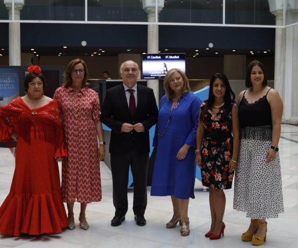 CaixaBank viste de moda andaluza su Store Sierpes en el marco del emprendimiento femenino