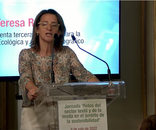 Teresa Ribera destaca que “las finanzas sostenibles tienen mucho que aportar” en el camino del sector textil y de la moda hacia la sostenibilidad