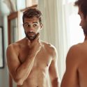 Frente a la cosmética genderless, cada vez más tendencia, algunos expertos siguen insistiendo en la importancia de que el hombre cuide su piel con productos específicos y adaptados a sus características.