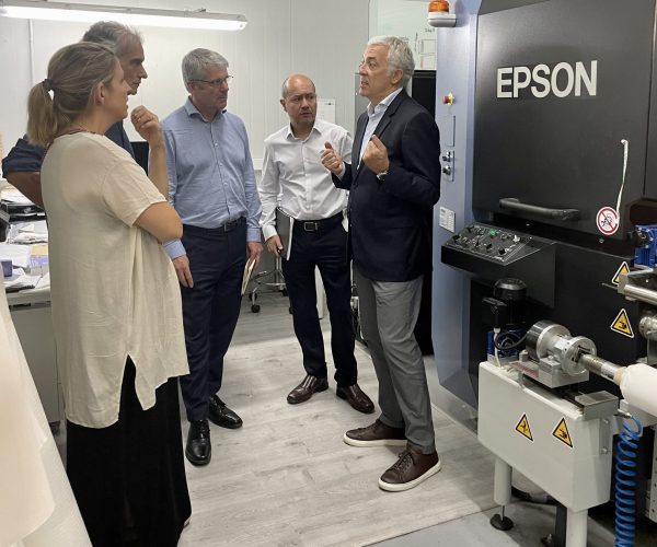 Duncan Ferguson, vicepresidente de Epson Europa, visita la sede de Texia